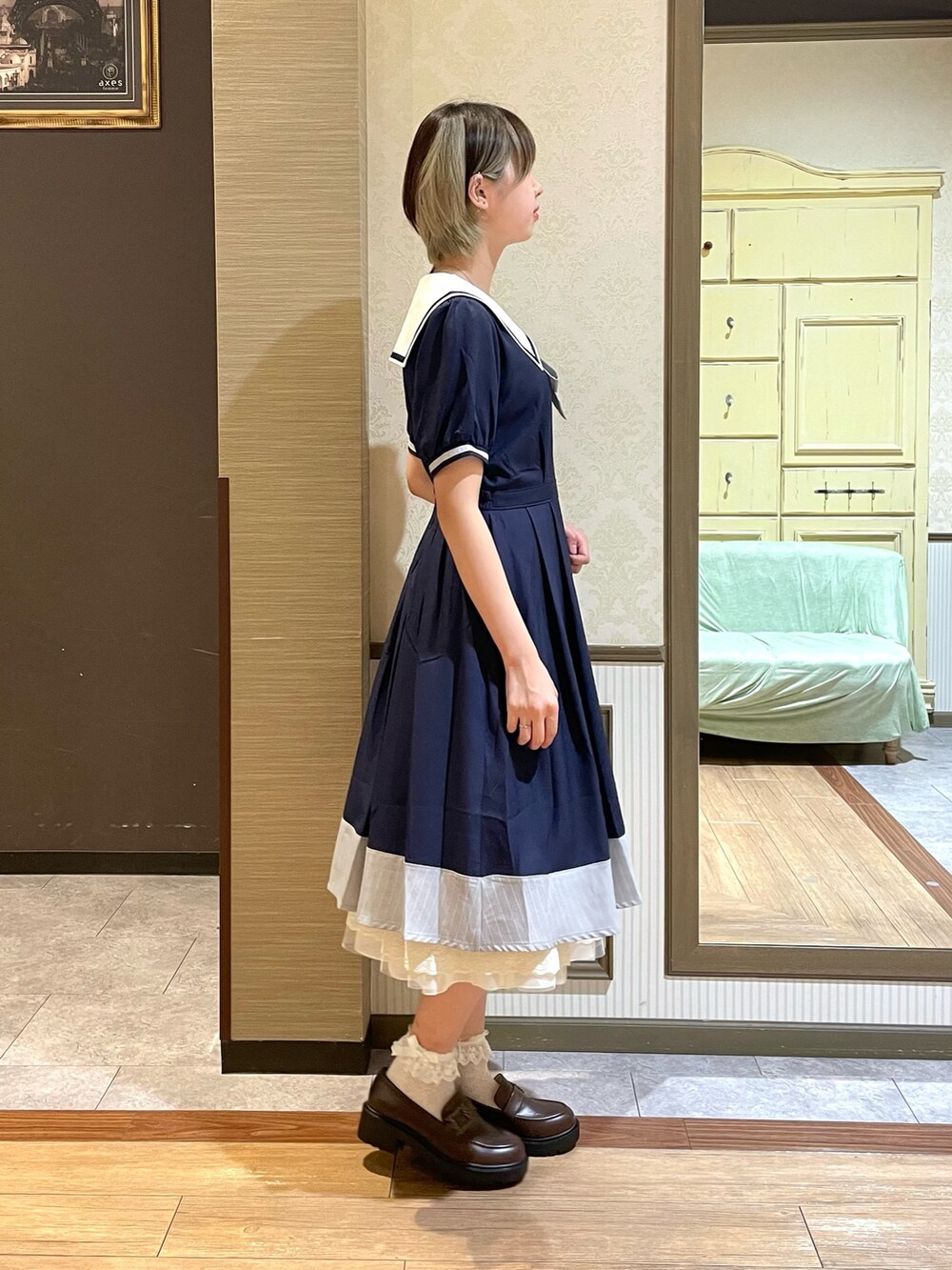 ブラウン系のショルダーバッグ、ホワイト系のタンクトップ、ブラウン系のパンプスを着用したレディースの夏コーディネートの4枚目の写真