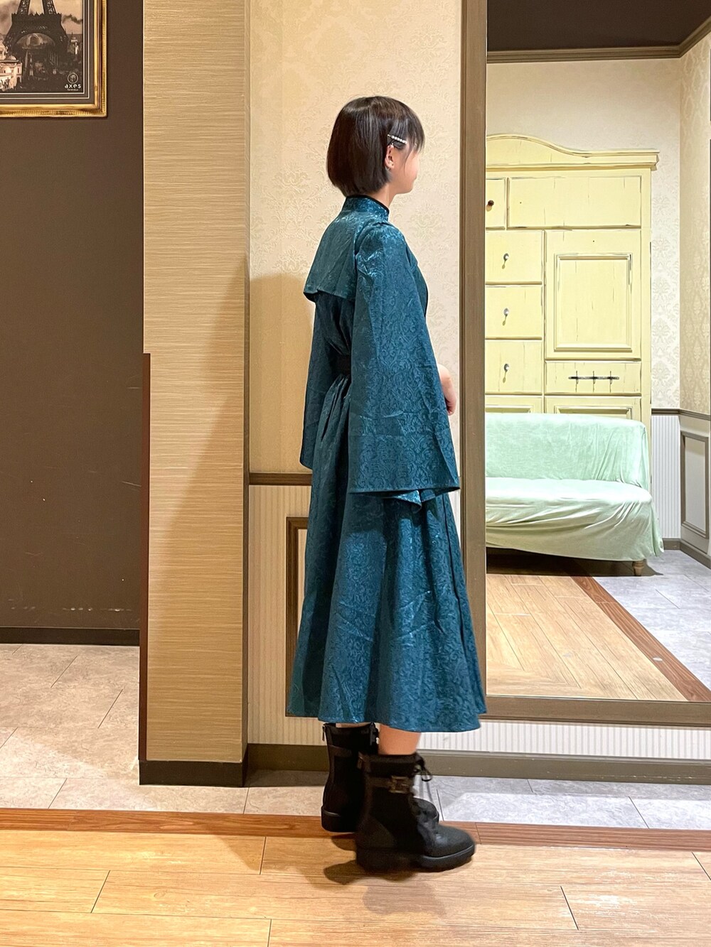 ブラック系のタンクトップ、グリーン系のワンピース、ブラック系のショルダーバッグを着用したレディースの秋コーディネートの2枚目の写真