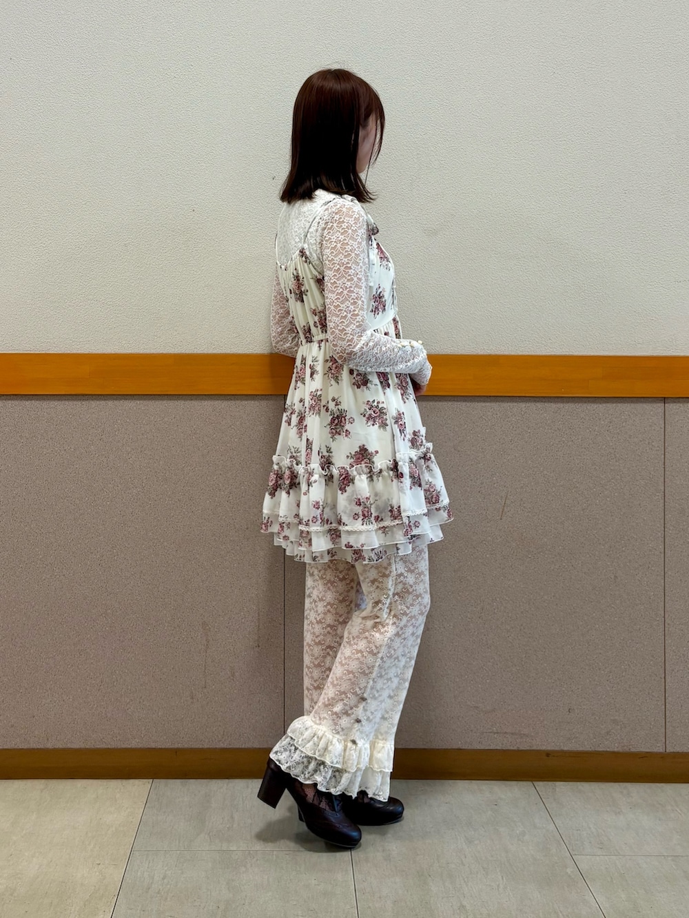 ホワイト系のTシャツ/カットソー、ホワイト系のチュニック、ホワイト系のカーディガン/ボレロを着用したレディースの秋コーディネートの7枚目の写真