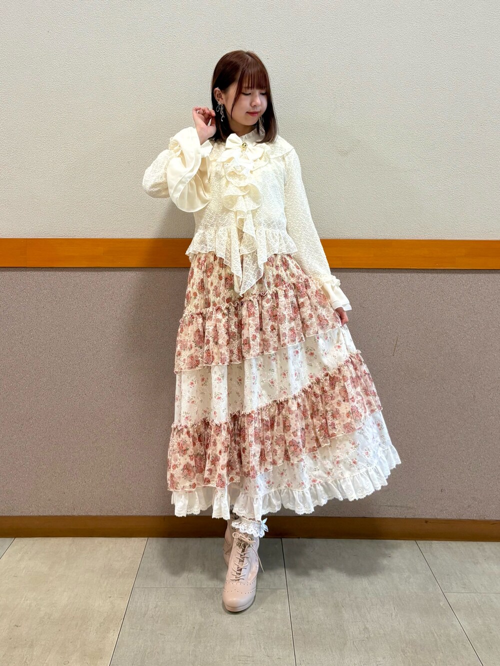 ホワイト系のシャツ/ブラウス、ホワイト系のカーディガン/ボレロ、ベージュ系のスカートを着用したレディースの秋コーディネートの2枚目の写真