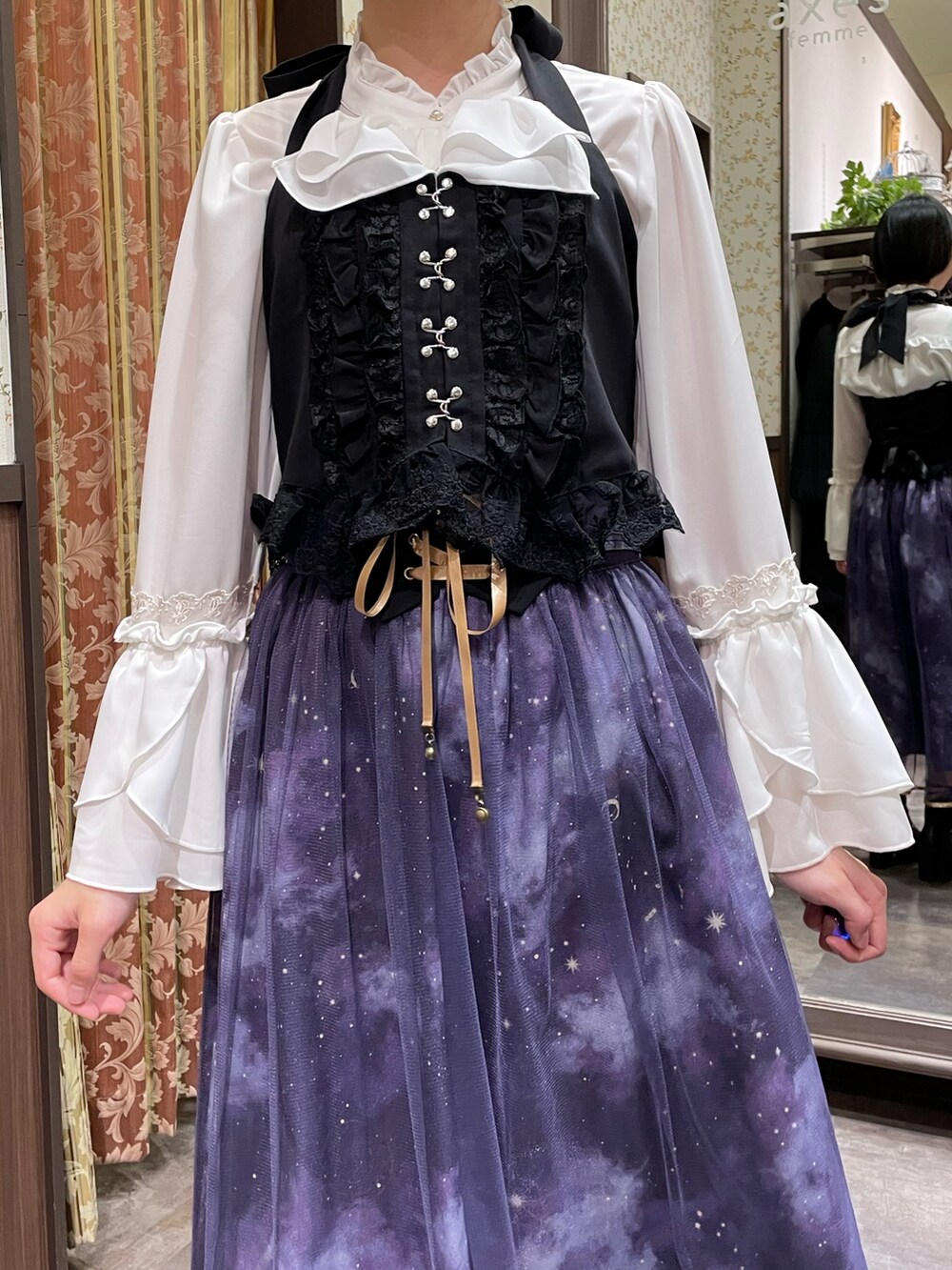 ホワイト系のシャツ/ブラウス、ブラック系のブーツ、ブラック系のショルダーバッグを着用したレディースの冬コーディネートの4枚目の写真