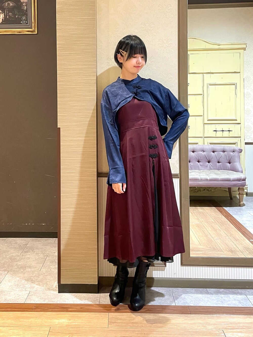 ブラック系のブーツ、ブラック系のタンクトップ、ブルー系のシャツ/ブラウスを着用したレディースの秋コーディネートの6枚目の写真