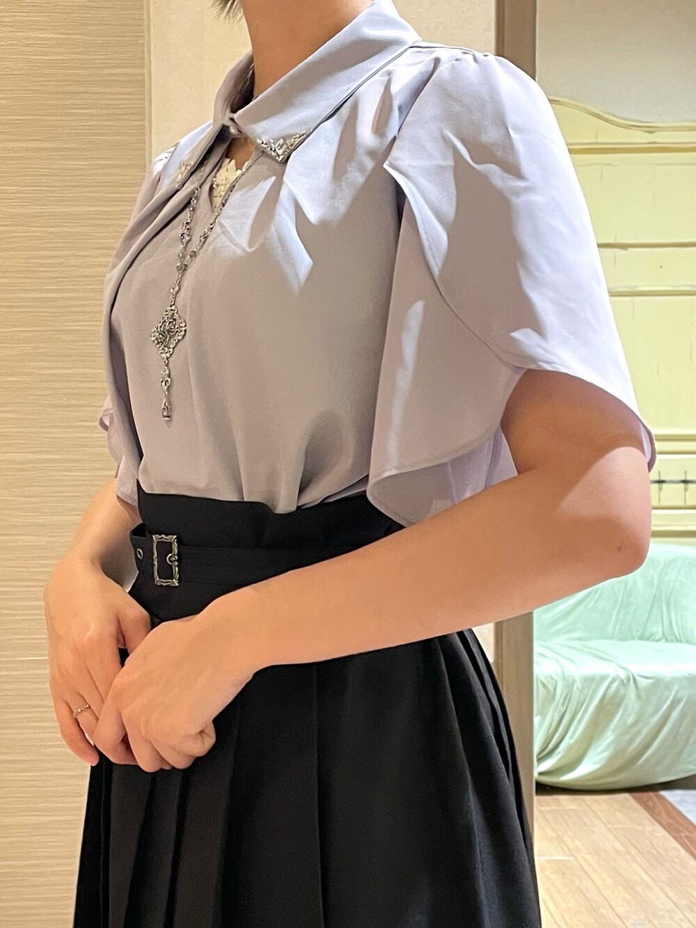 ブラック系のトートバッグ、ブラック系のブーツ、ブラック系のスカートを着用したレディースの夏コーディネートの4枚目の写真