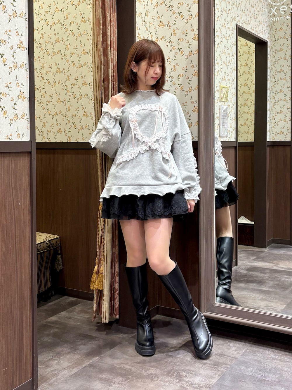 ブラック系のタンクトップ、ブラック系のスカート、グレー系のTシャツ/カットソーを着用したレディースの冬コーディネートの4枚目の写真