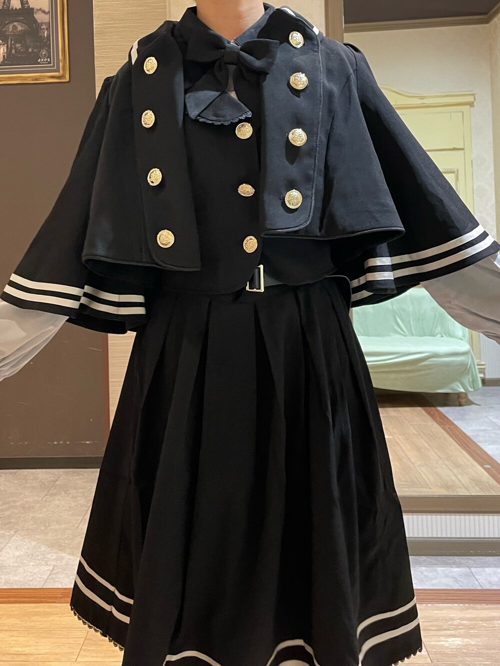 ブラック系のパンプス、ホワイト系のタンクトップ、グレー系のショルダーバッグを着用したレディースの夏コーディネートの6枚目の写真