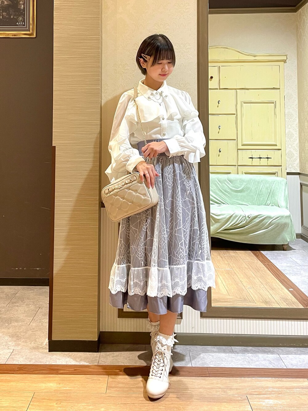 「axes femme、ガーリー、フェミニン、ホワイト、ブラウス」｜「axes femme POETIQUEのダークロマンスフリルブラウス（シャツ/ブラウス、ホワイト系）」を使った、白あんさん（レディース・161cm）の秋コーディネートの3枚目の写真
