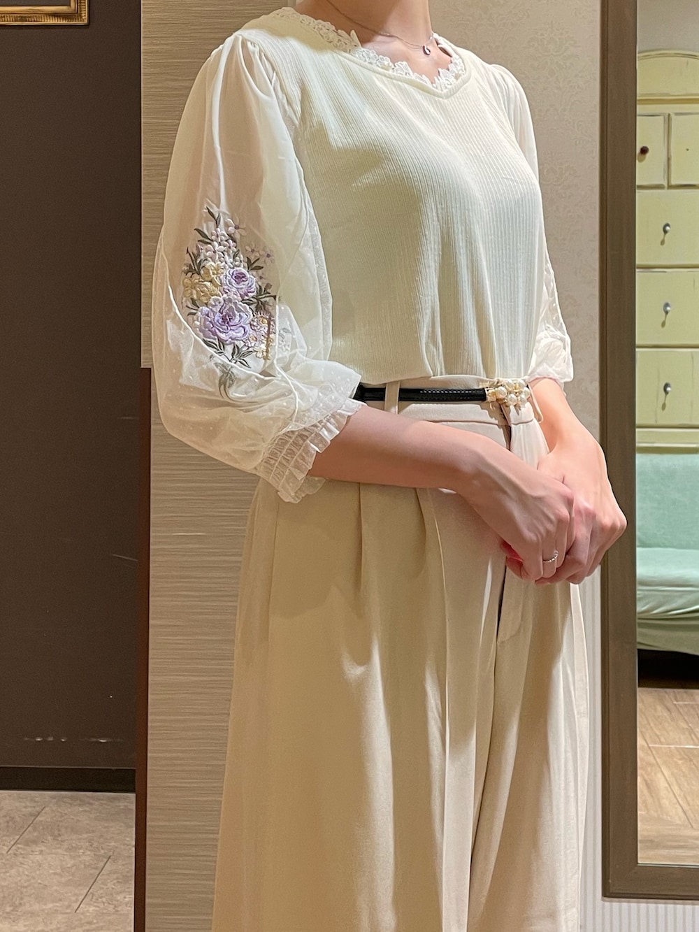 ホワイト系のブーツ、ブラック系のトートバッグ、ホワイト系のTシャツ/カットソーを着用したレディースの秋コーディネートの3枚目の写真