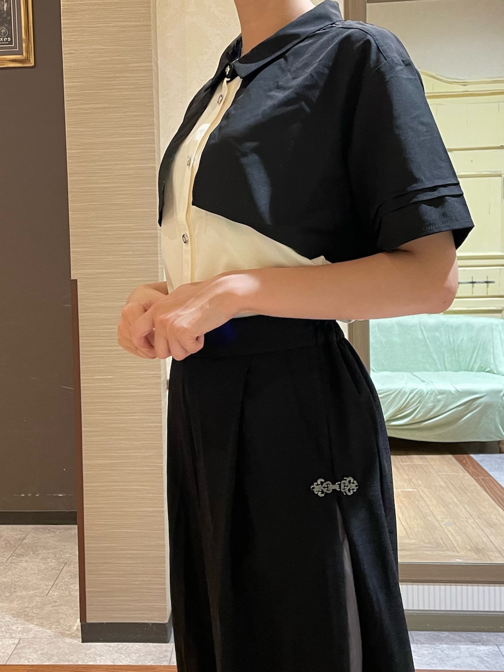 ブラック系のサンダル、ホワイト系のタンクトップ、ブラック系のシャツ/ブラウスを着用したレディースの夏コーディネートの5枚目の写真