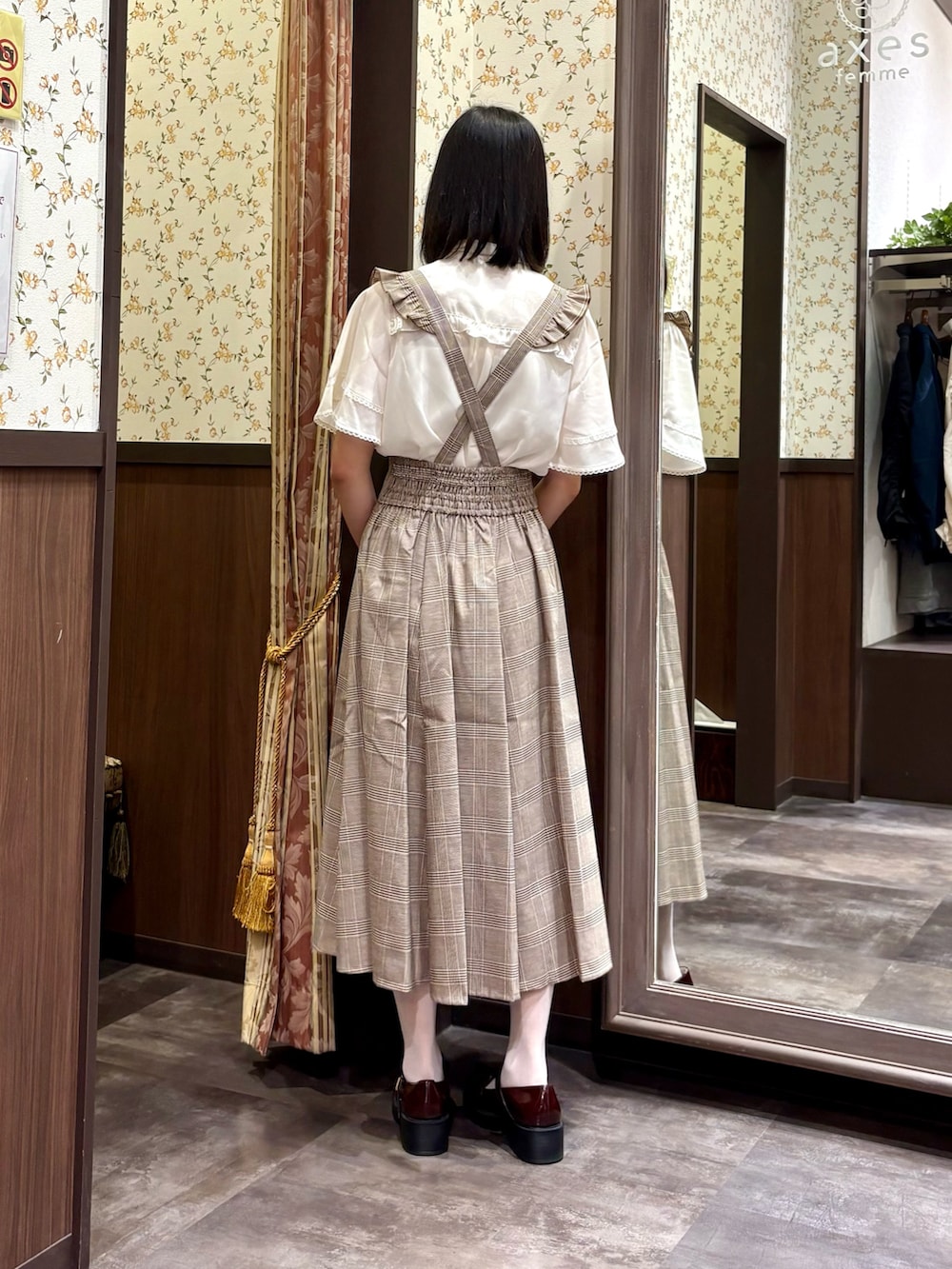 ホワイト系のタンクトップ、ホワイト系のシャツ/ブラウス、ブラウン系のスカートを着用したレディースの夏コーディネートの7枚目の写真