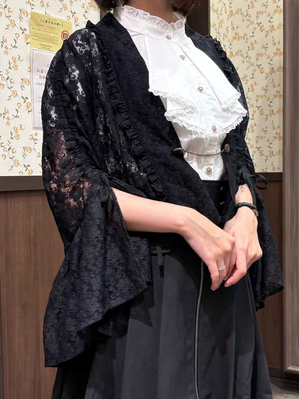 ブラック系のカーディガン/ボレロ、ブラック系のスカート、ブラック系のサンダルを着用したレディースの夏コーディネートの4枚目の写真