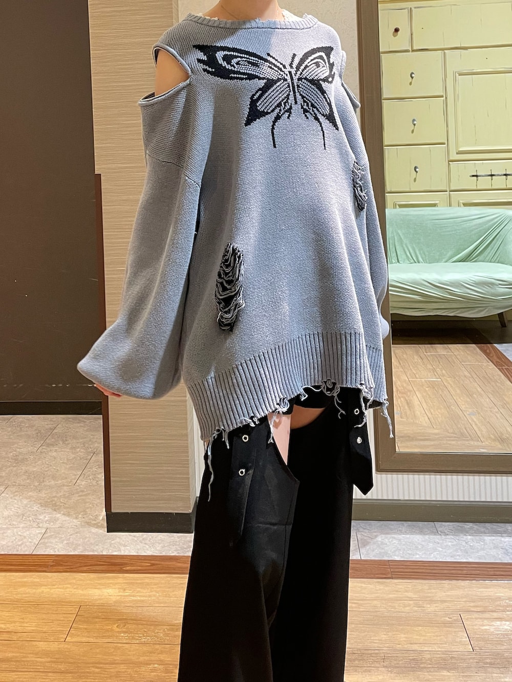 ブラック系のブーツ、ブラック系のその他パンツ、ホワイト系のタンクトップを着用したレディースの秋コーディネートの9枚目の写真