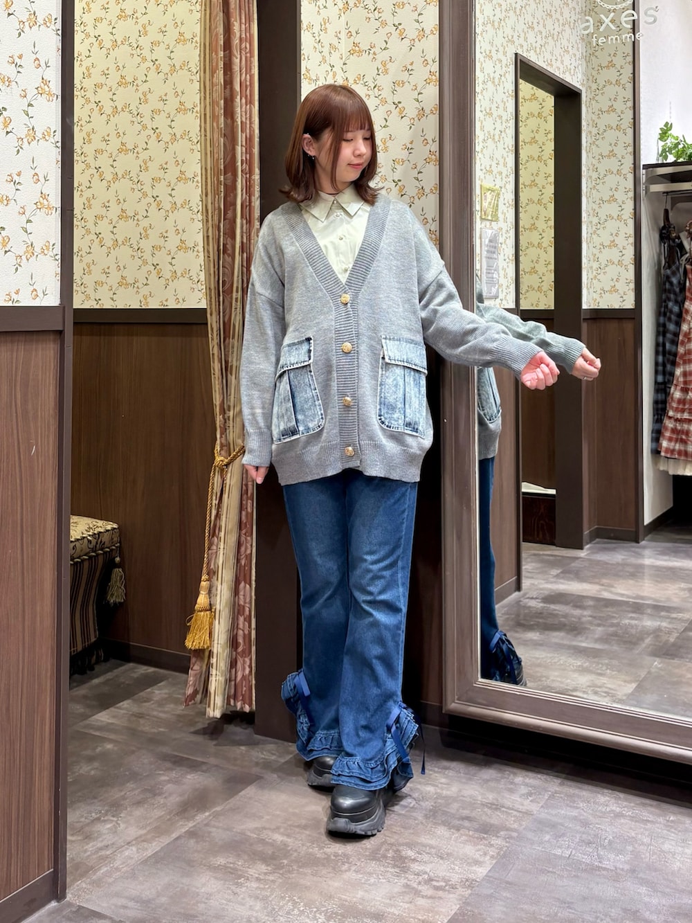 グリーン系のシャツ/ブラウス、グレー系のカーディガン/ボレロ、ブルー系のその他パンツを着用したレディースの冬コーディネートの4枚目の写真