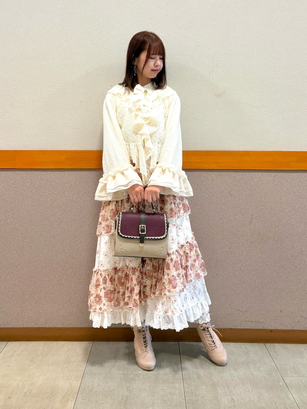 ホワイト系のシャツ/ブラウス、ホワイト系のカーディガン/ボレロ、ベージュ系のスカートを着用したレディースの秋コーディネートの5枚目の写真