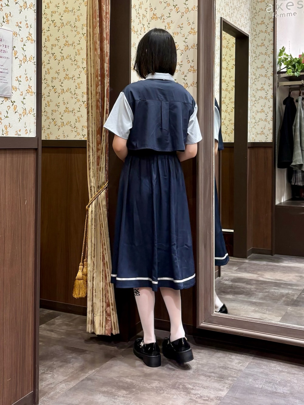 ブラック系のローファー、ブルー系のワンピース、ブルー系のタンクトップを着用したレディースの春コーディネートの5枚目の写真