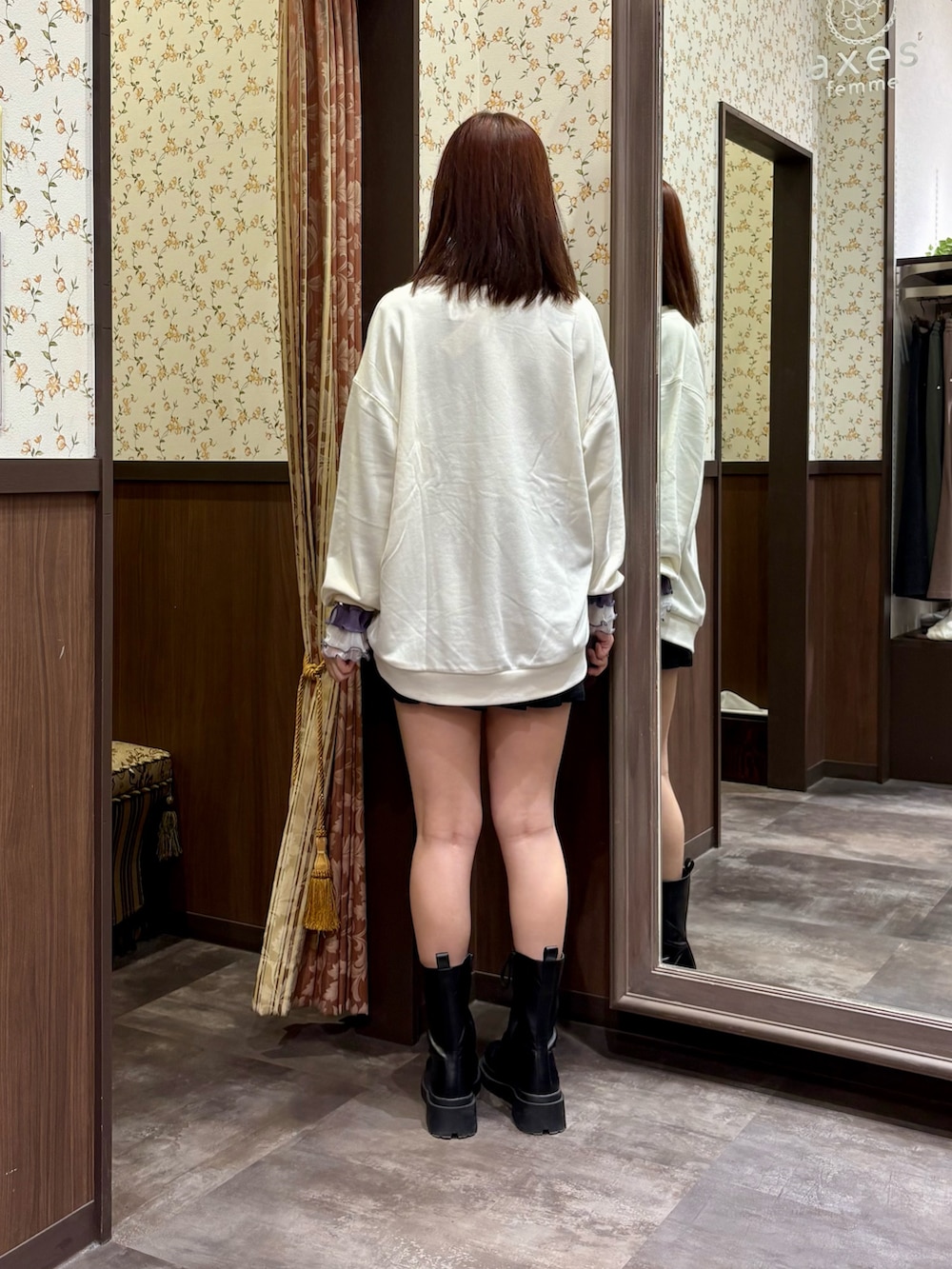 ホワイト系のTシャツ/カットソー、パープル系のTシャツ/カットソー、ブラック系のその他パンツを着用したレディースの秋コーディネートの4枚目の写真