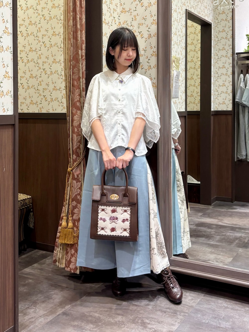 ホワイト系のタンクトップ、ホワイト系のシャツ/ブラウス、グリーン系のその他パンツを着用したレディースの夏コーディネートの4枚目の写真