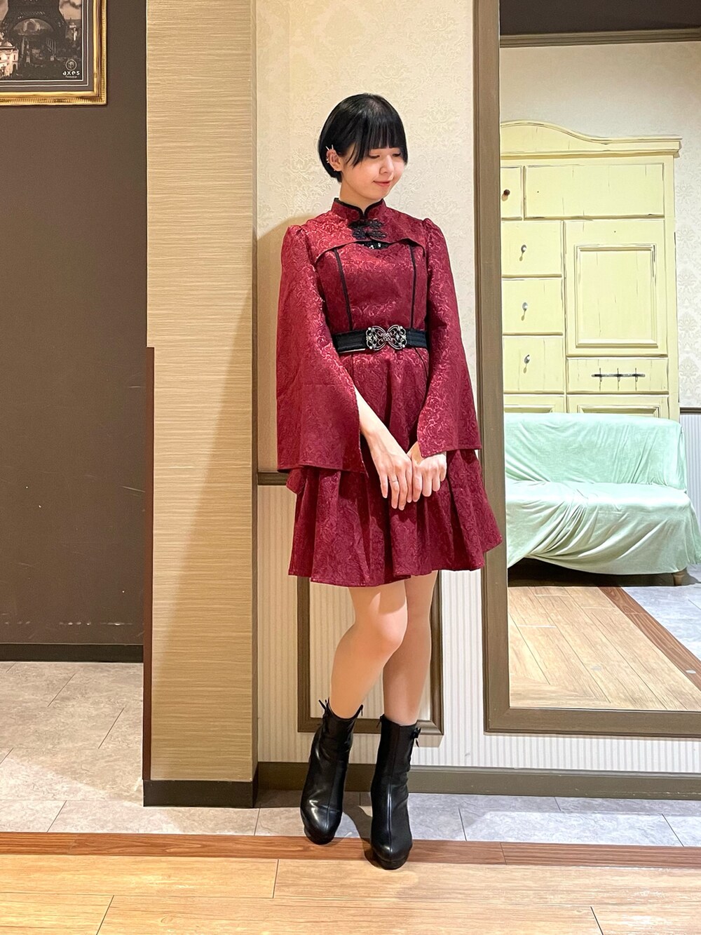 ブラック系のブーツ、レッド系のワンピース、ブラック系のタンクトップを着用したレディースの秋コーディネートの7枚目の写真