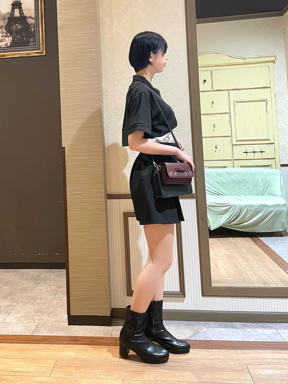 ブラック系のシャツ/ブラウス、ブルー系のその他パンツ、ブラック系のショルダーバッグを着用したレディースの秋コーディネートの2枚目の写真