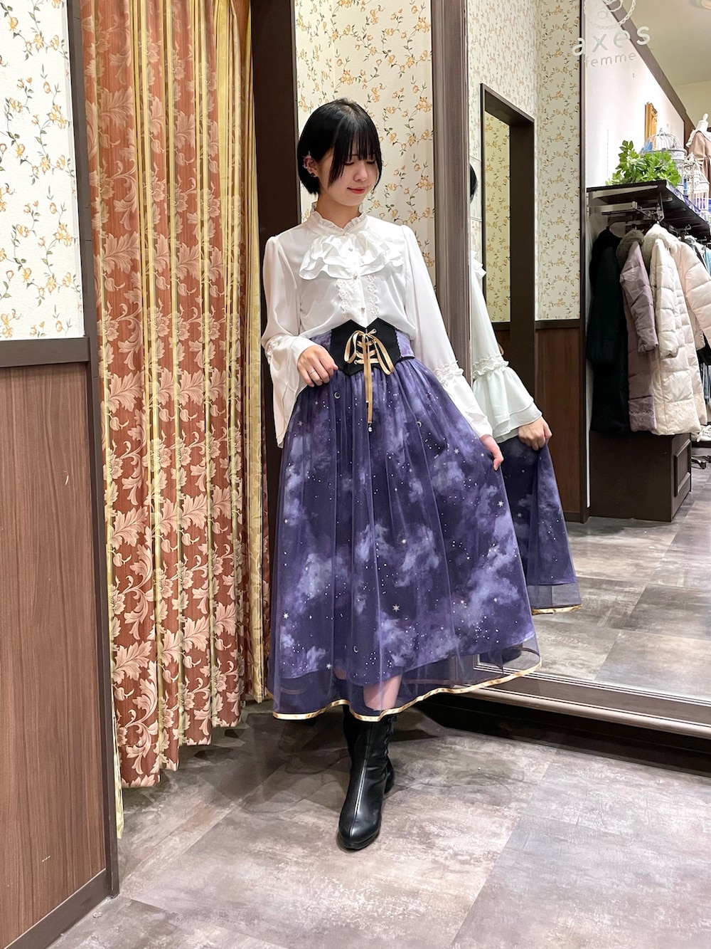 ホワイト系のシャツ/ブラウス、ブラック系のブーツ、ブラック系のショルダーバッグを着用したレディースの冬コーディネートの6枚目の写真
