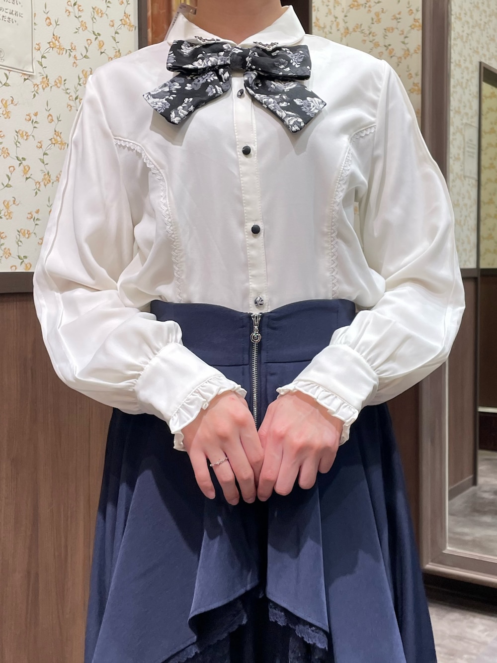 ホワイト系のシャツ/ブラウス、パープル系のカーディガン/ボレロ、ブルー系のスカートを着用したレディースの冬コーディネートの7枚目の写真