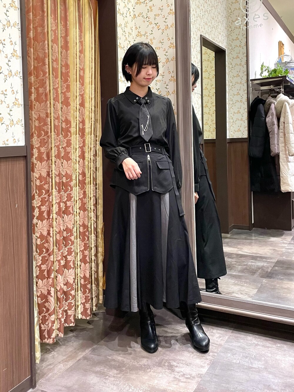 ブラック系のシャツ/ブラウス、ブラック系のブーツ、ブラック系のスカートを着用したレディースの冬コーディネートの2枚目の写真