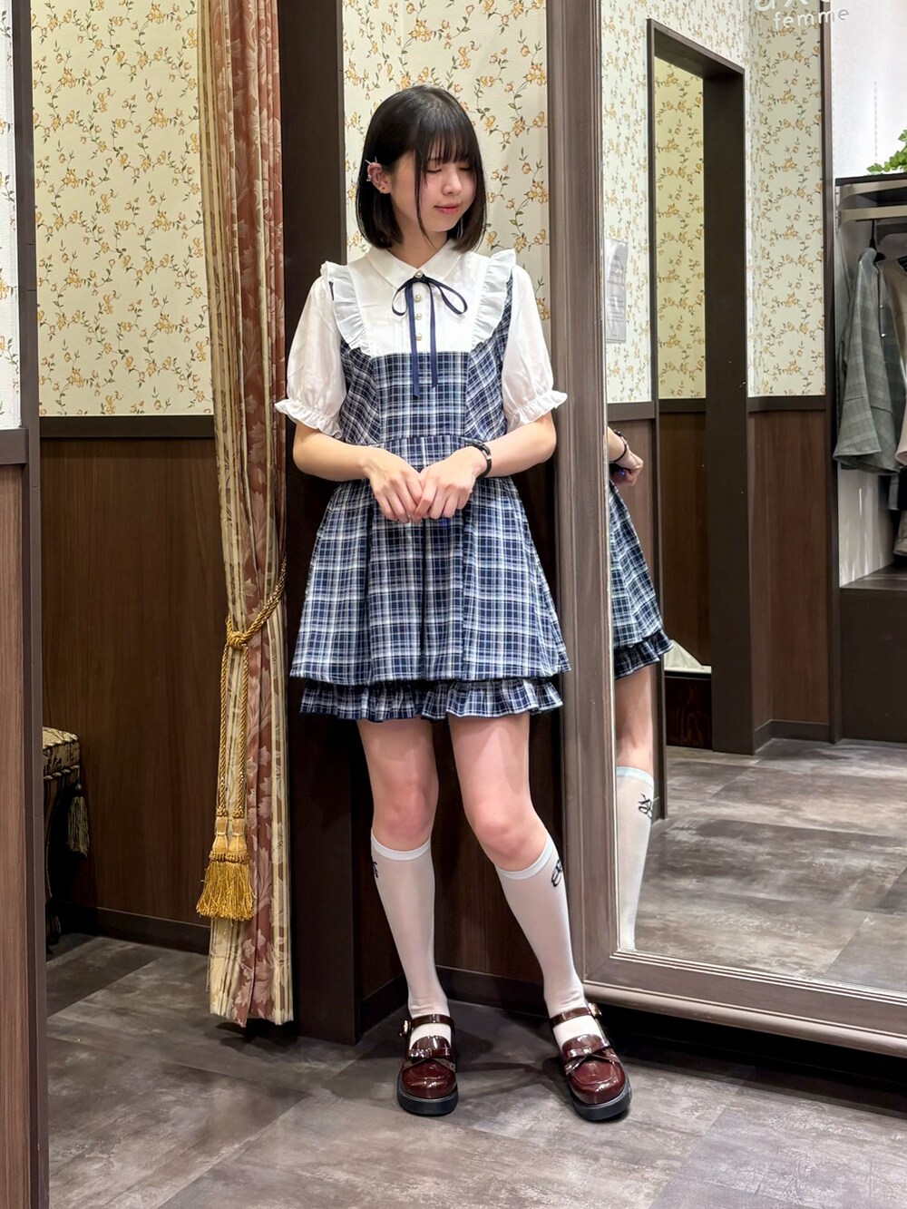 ブラウン系のボストンバッグ、ブルー系のセットアップ、ブラウン系のローファーを着用したレディースの夏コーディネートの5枚目の写真