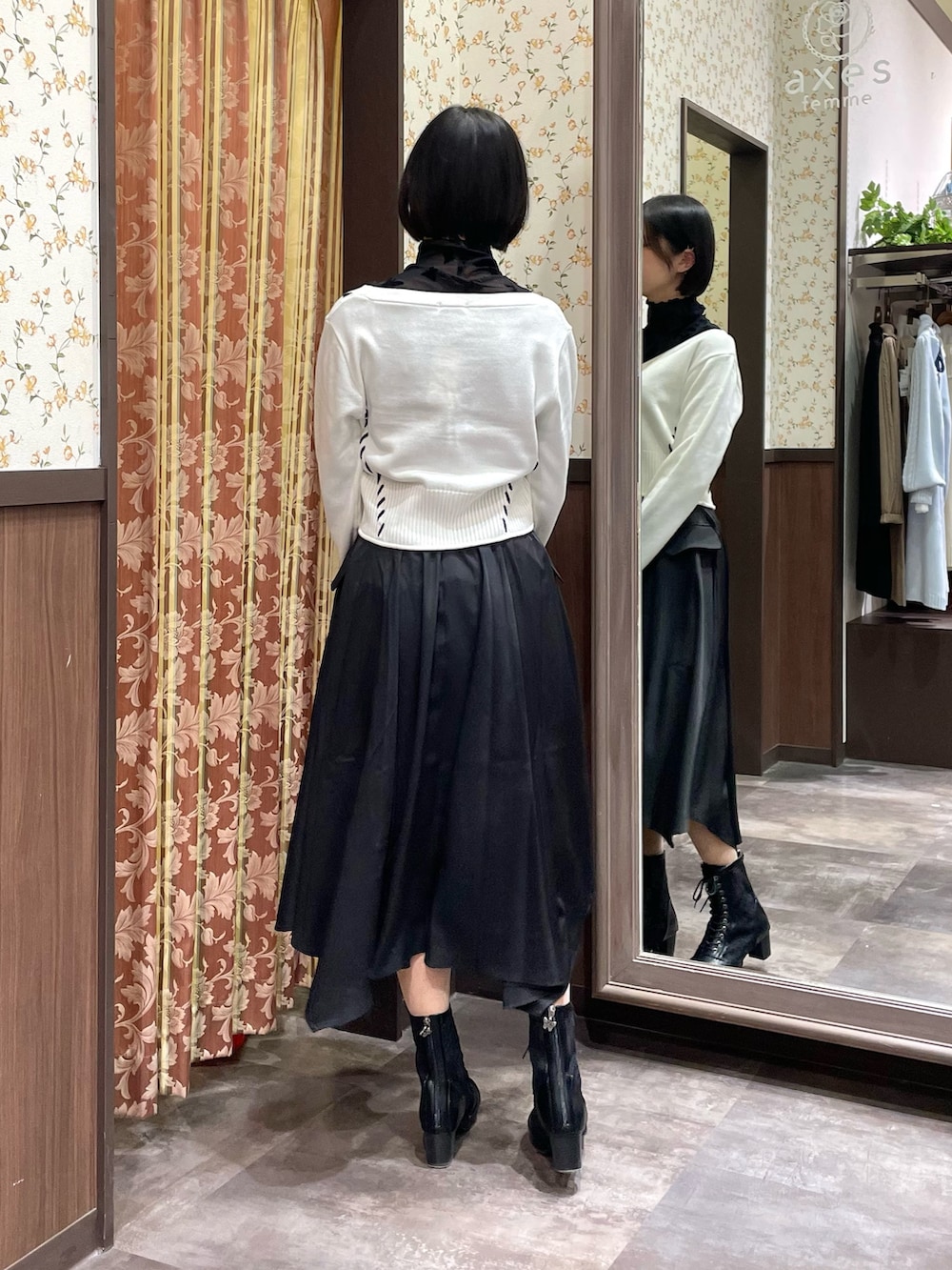 ブラック系のTシャツ/カットソー、ホワイト系のカーディガン/ボレロ、ブラック系のその他パンツを着用したレディースの春コーディネートの4枚目の写真