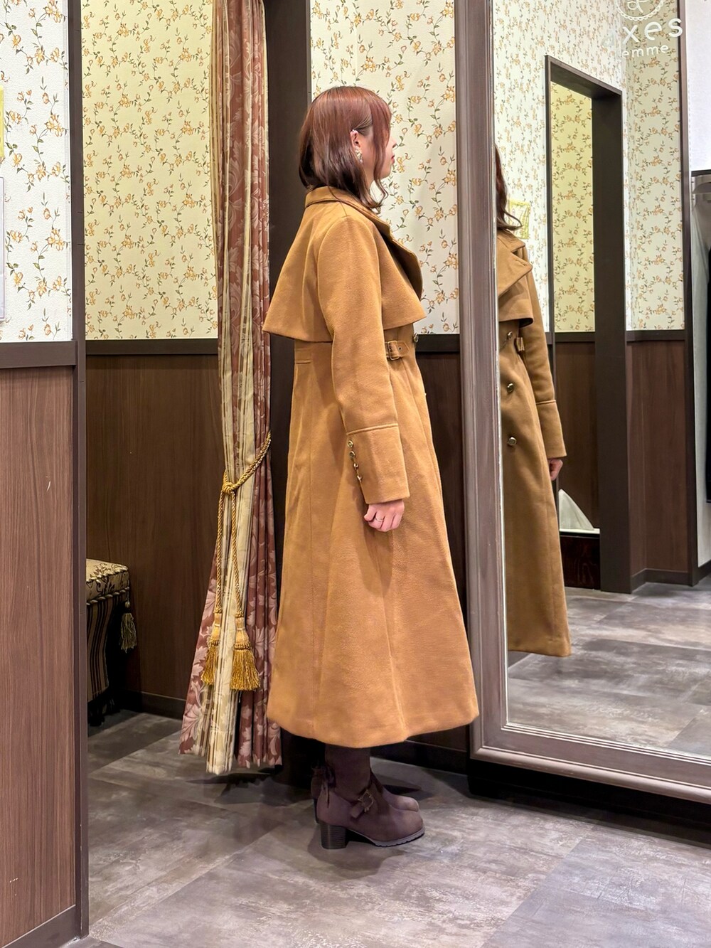 ホワイト系のニット/セーター、イエロー系のダッフルコート、ブラウン系のブーツを着用したレディースの秋コーディネートの4枚目の写真