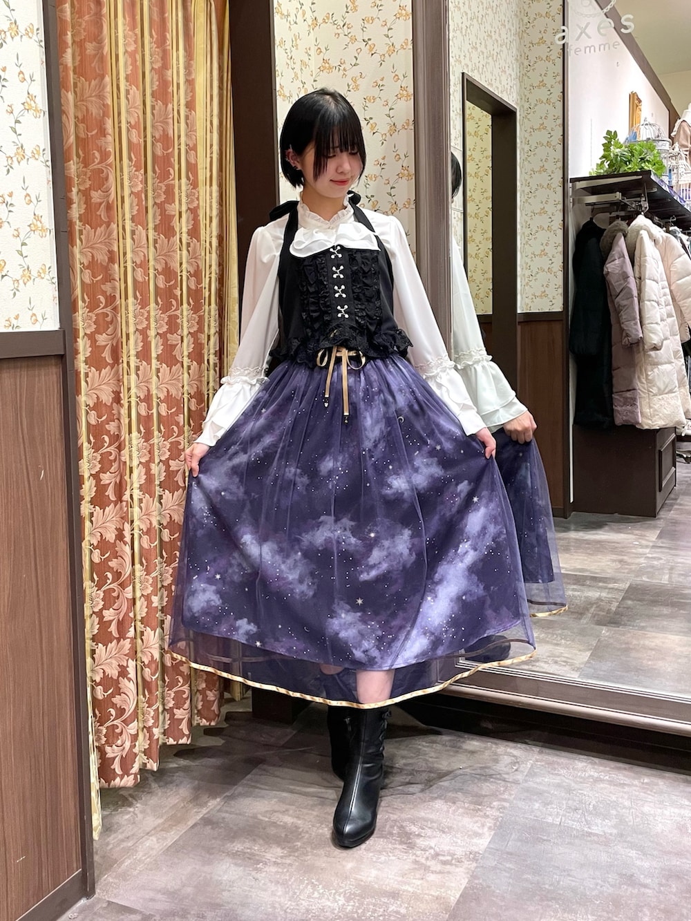 ホワイト系のシャツ/ブラウス、ブラック系のブーツ、ブラック系のショルダーバッグを着用したレディースの冬コーディネートの2枚目の写真