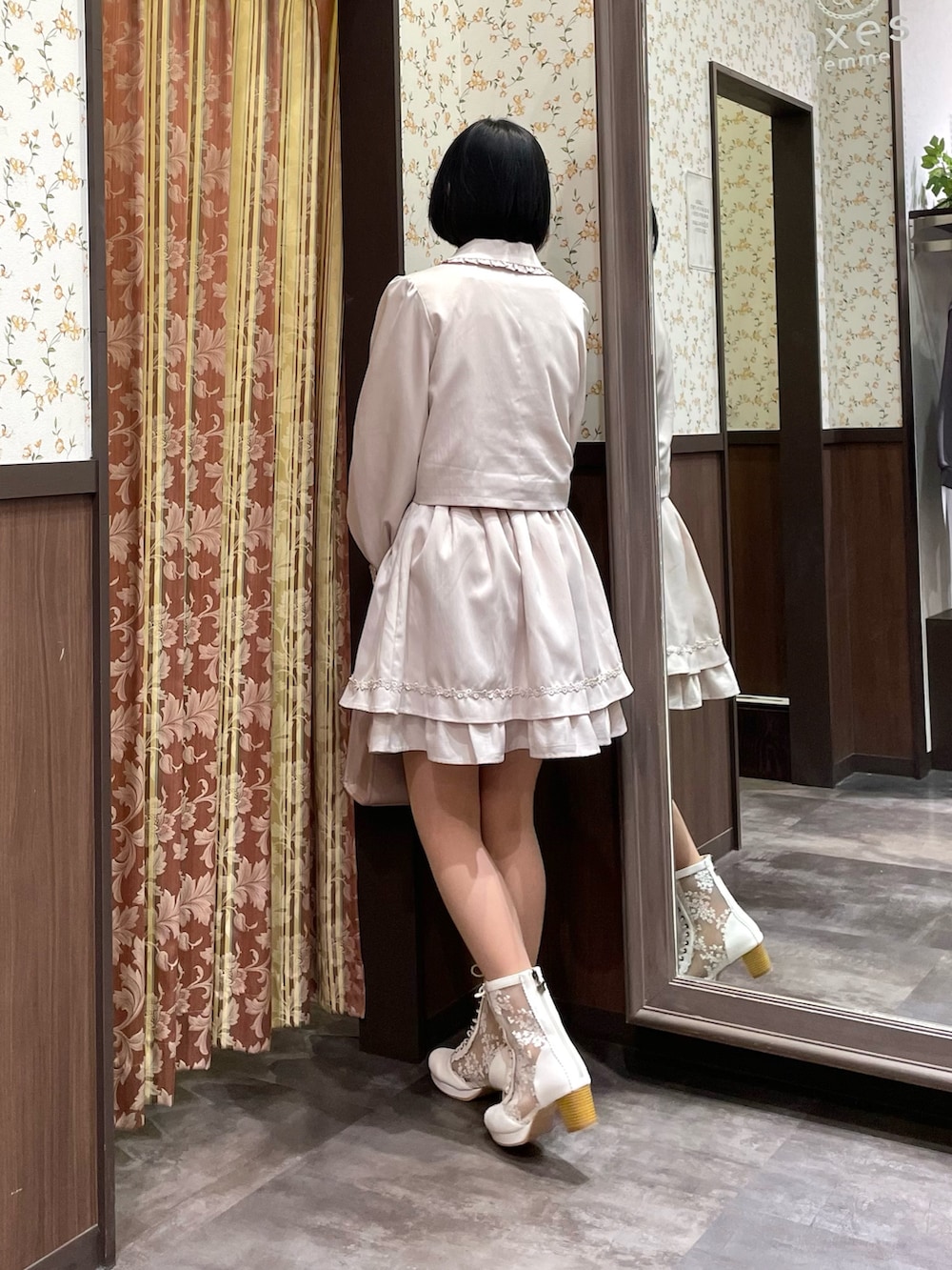 ホワイト系のスカート、ホワイト系のシャツ/ブラウス、ホワイト系のテーラードジャケットを着用したレディースの冬コーディネートの4枚目の写真