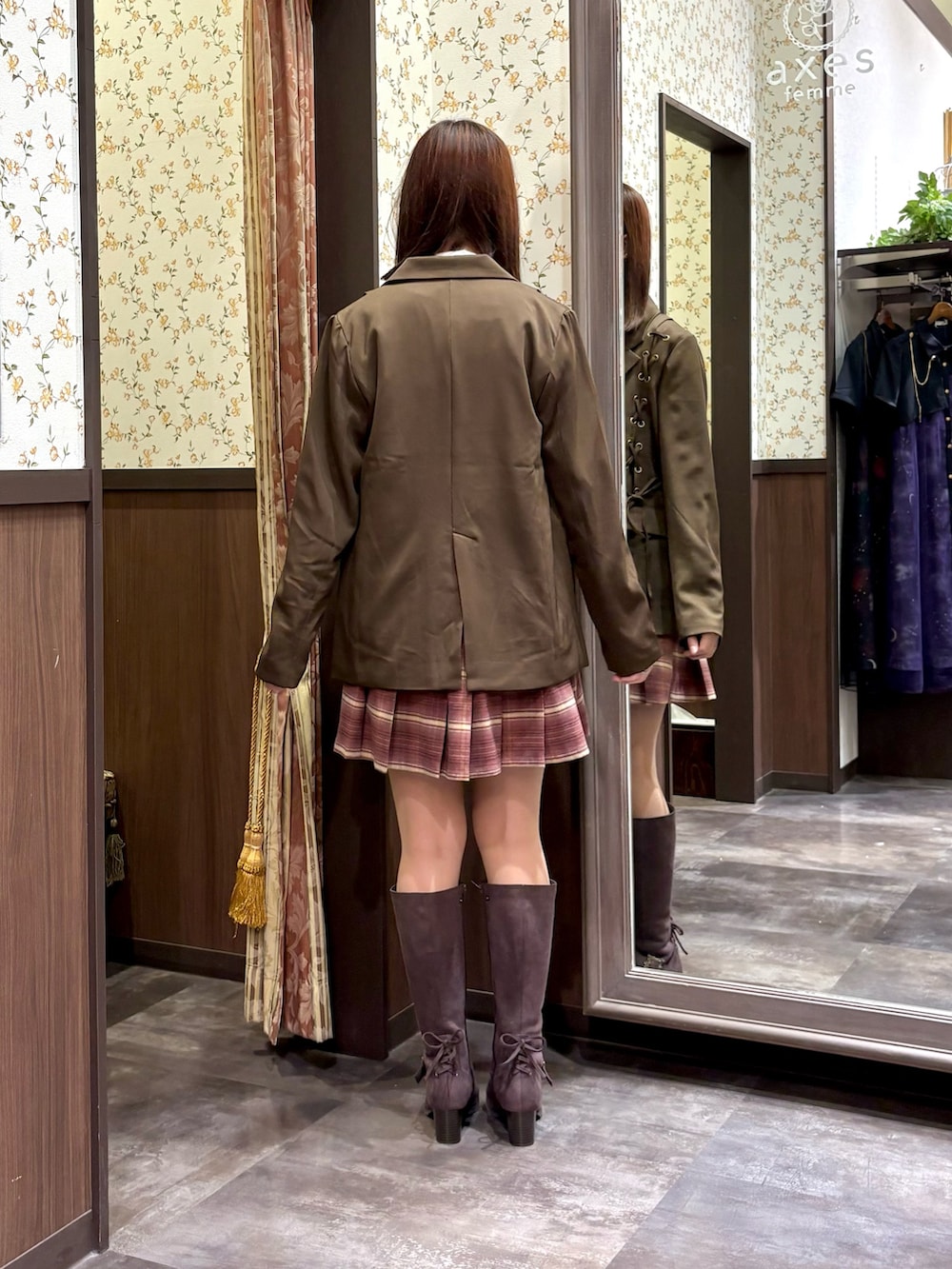 レッド系のベスト、ピンク系のその他パンツ、ブラウン系のブーツを着用したレディースの秋コーディネートの4枚目の写真