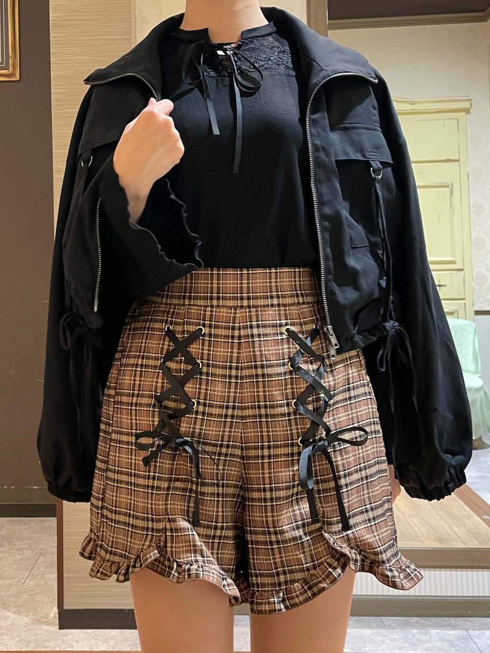「axes femme、大人可愛い、カジュアル、ショートパンツ」|「axes femme POETIQUEのレースアップ肩あきカットプルオーバー(Tシャツ/カットソー、ブラック系)」を使った、白あんさん(レディース・161cm)の秋コーディネートの7枚目の写真