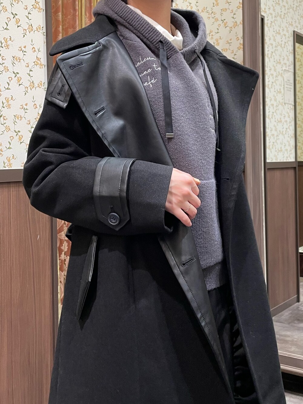 「冬コーデ、ロングコート、axes femme、秋冬コーデ、大人かわいい、あったかコーデ、モノトーンコーデ、グレー、ニットコーデ、ゆるコーデ、オトナ女子」|「axes femmeのランダム刺繍ニットフーディー(ニット/セーター、グレー系)」を使った、白あんさん(骨格ウェーブ・レディース・161cm)の冬コーディネートの3枚目の写真