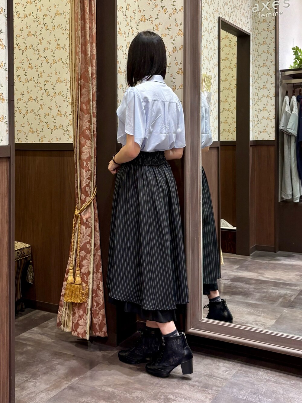 ブルー系のシャツ/ブラウス、ブラック系のスカート、ホワイト系のタンクトップを着用したレディースの夏コーディネートの7枚目の写真