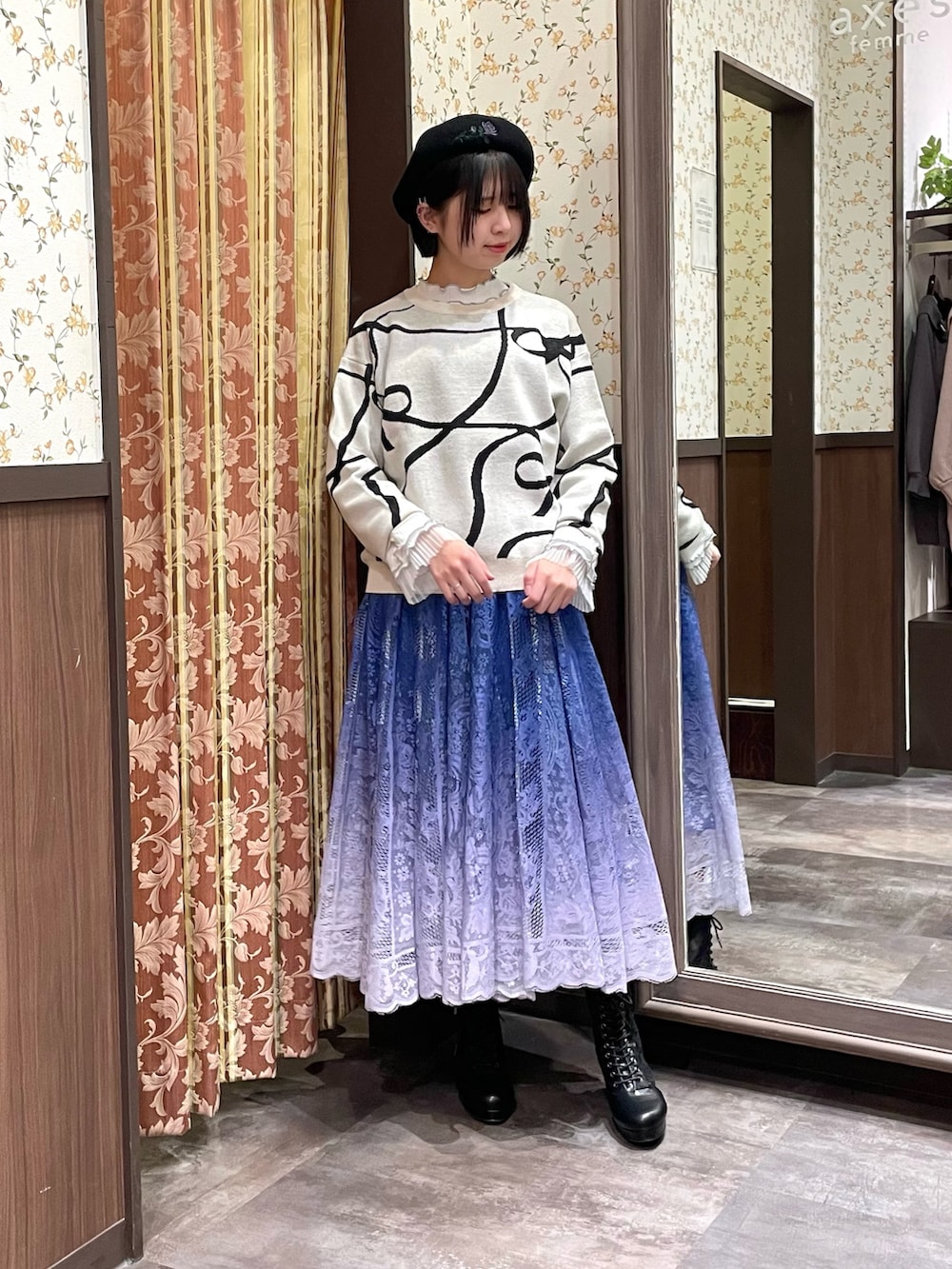 「axes femme、おでかけコーデ、着回しコーデ、春服、ニット/セーター、大人かわいい、帽子、オトナカワイイ、カラーコーデ、初春コーデ、ブルべ夏」｜「axes femmeのプリーツチュールメロープルオーバー（Tシャツ/カットソー、ホワイト系）」を使った、白あんさん（骨格ウェーブ・レディース・161cm）の冬コーディネートの5枚目の写真