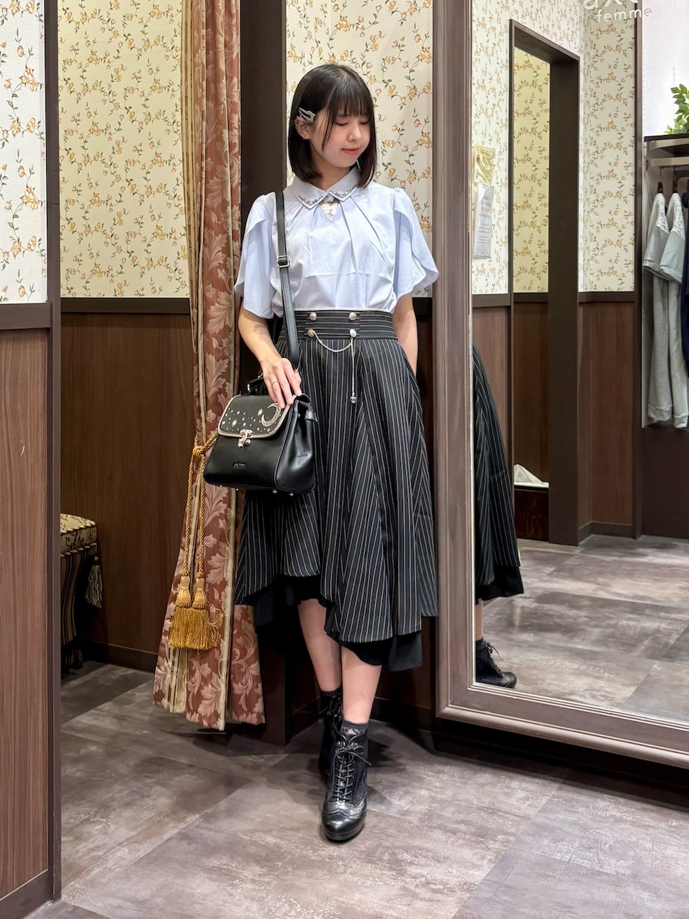 ブルー系のシャツ/ブラウス、ブラック系のスカート、ホワイト系のタンクトップを着用したレディースの夏コーディネートの2枚目の写真