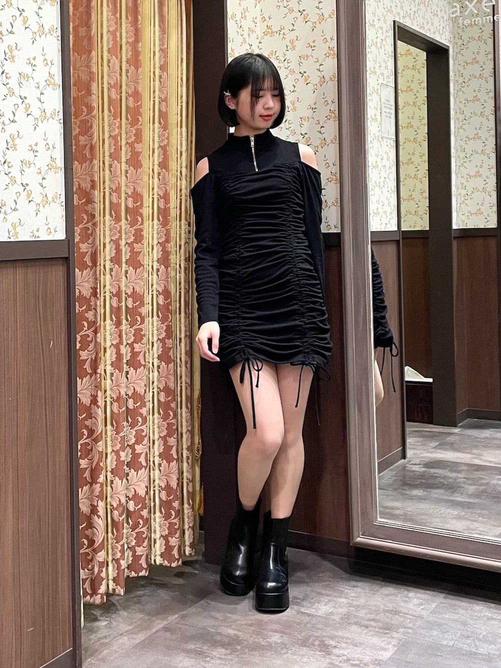 ブラック系のワンピース、ブラック系のパーカー、ブラック系のトートバッグを着用したレディースの春コーディネートの5枚目の写真