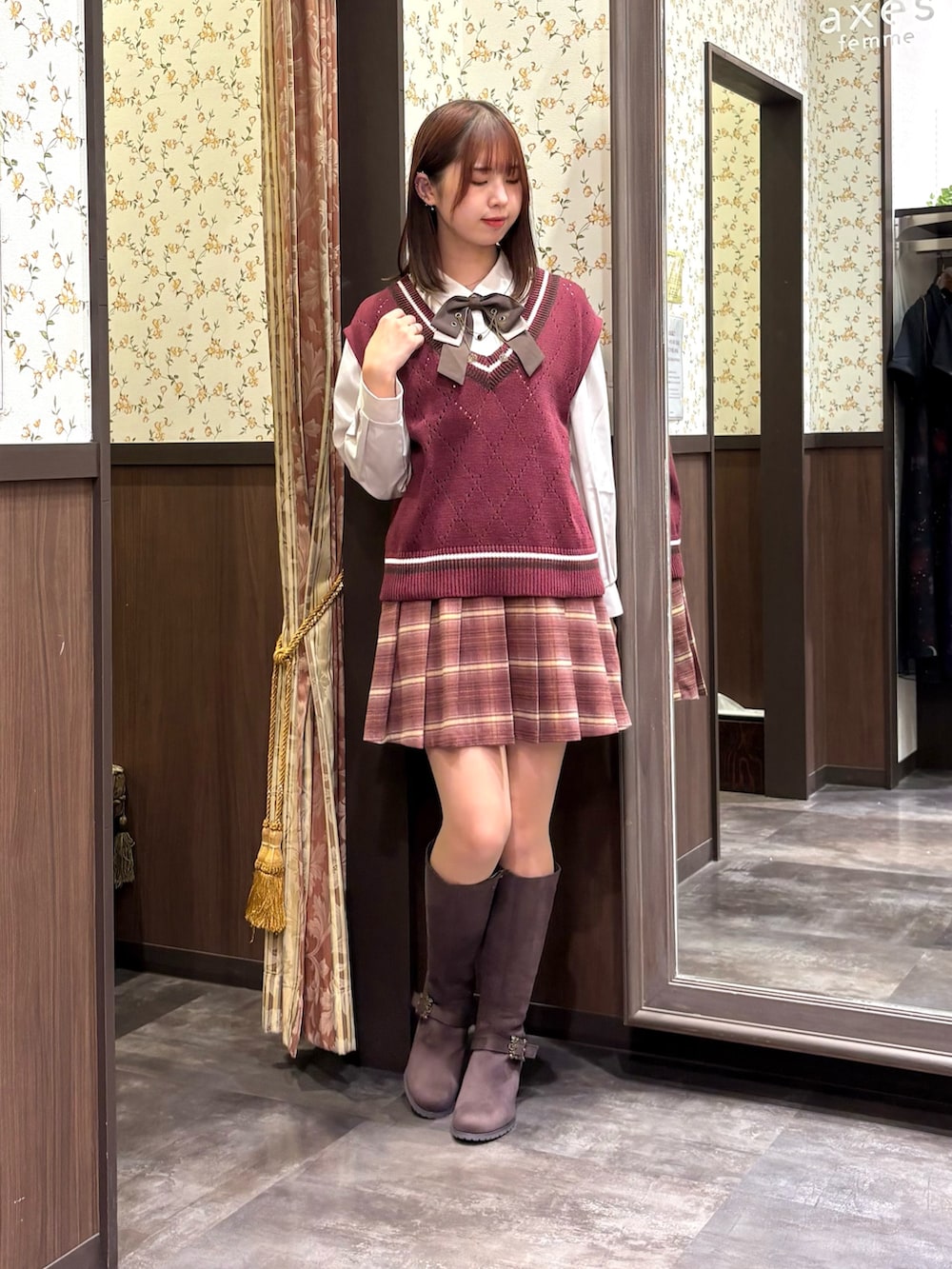 ホワイト系のその他アウター、ベージュ系のシャツ/ブラウス、レッド系のベストを着用したレディースの秋コーディネートの5枚目の写真
