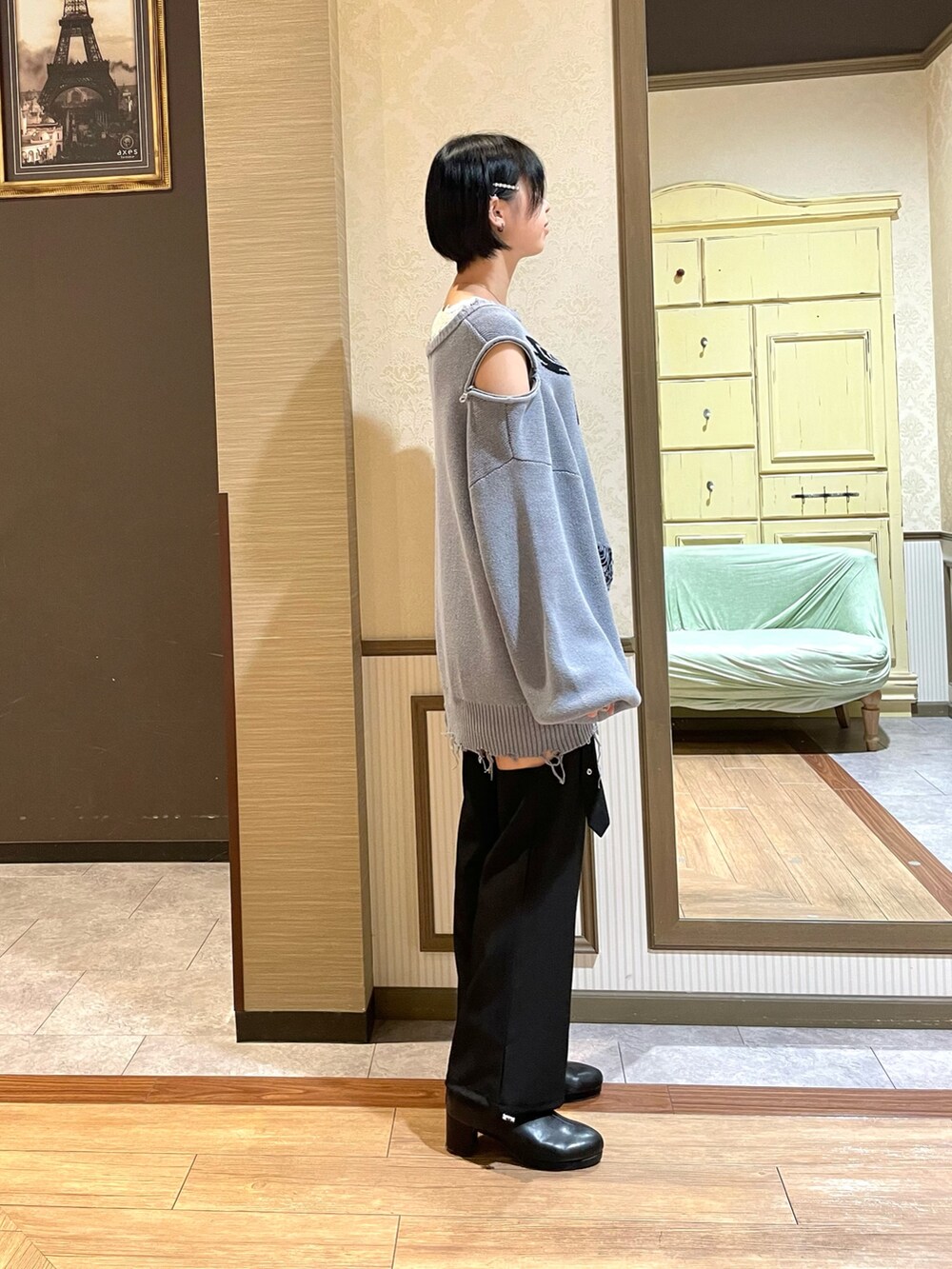 ブラック系のブーツ、ブラック系のその他パンツ、ホワイト系のタンクトップを着用したレディースの秋コーディネートの7枚目の写真