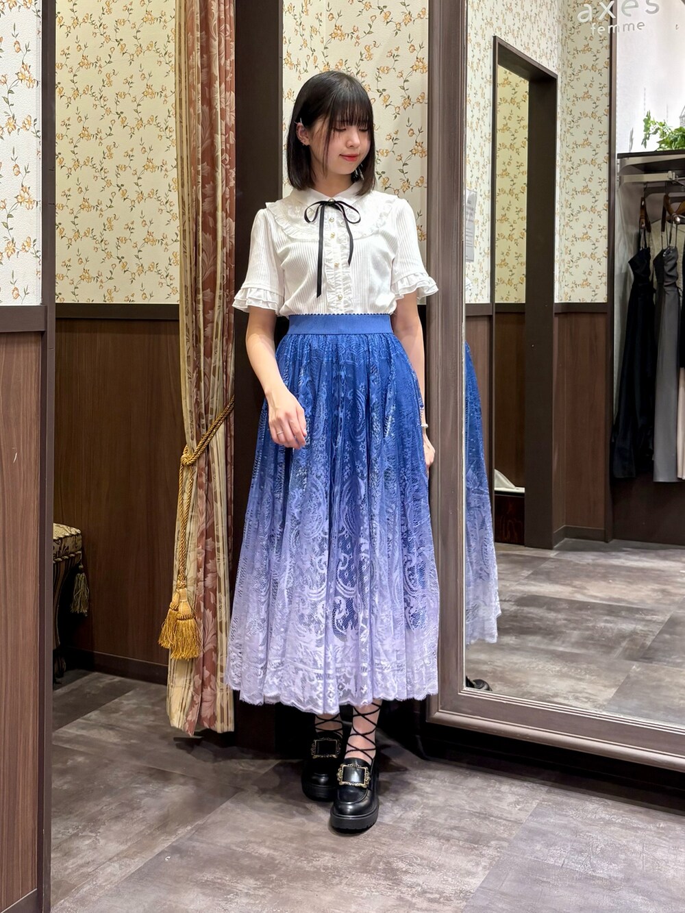 ブルー系のスカート、ホワイト系のタンクトップ、ホワイト系のTシャツ/カットソーを着用したレディースの夏コーディネートの8枚目の写真