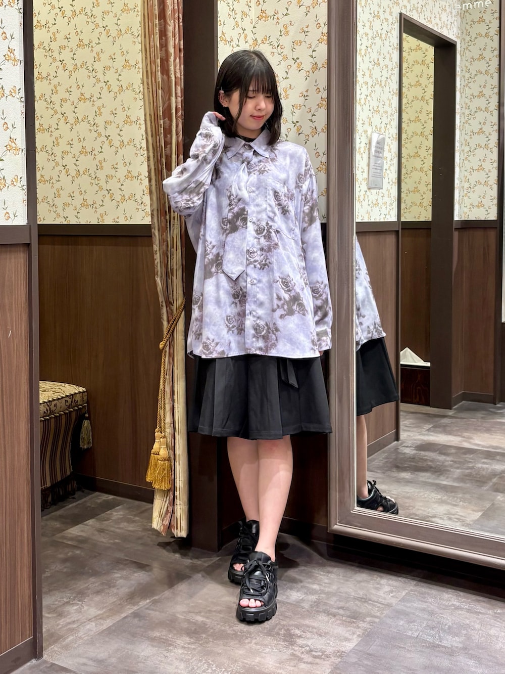 パープル系のシャツ/ブラウス、ブラック系のTシャツ/カットソー、ブラック系のサンダルを着用したレディースの夏コーディネートの2枚目の写真