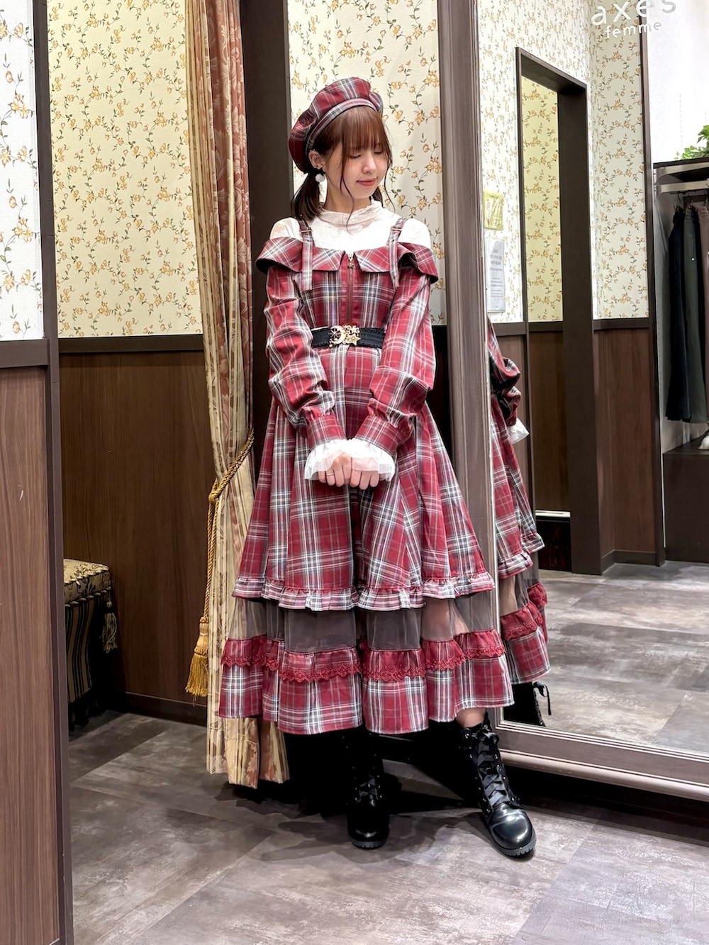 ホワイト系のTシャツ/カットソー、ホワイト系のタンクトップ、レッド系のトートバッグを着用したレディースの秋コーディネートの5枚目の写真