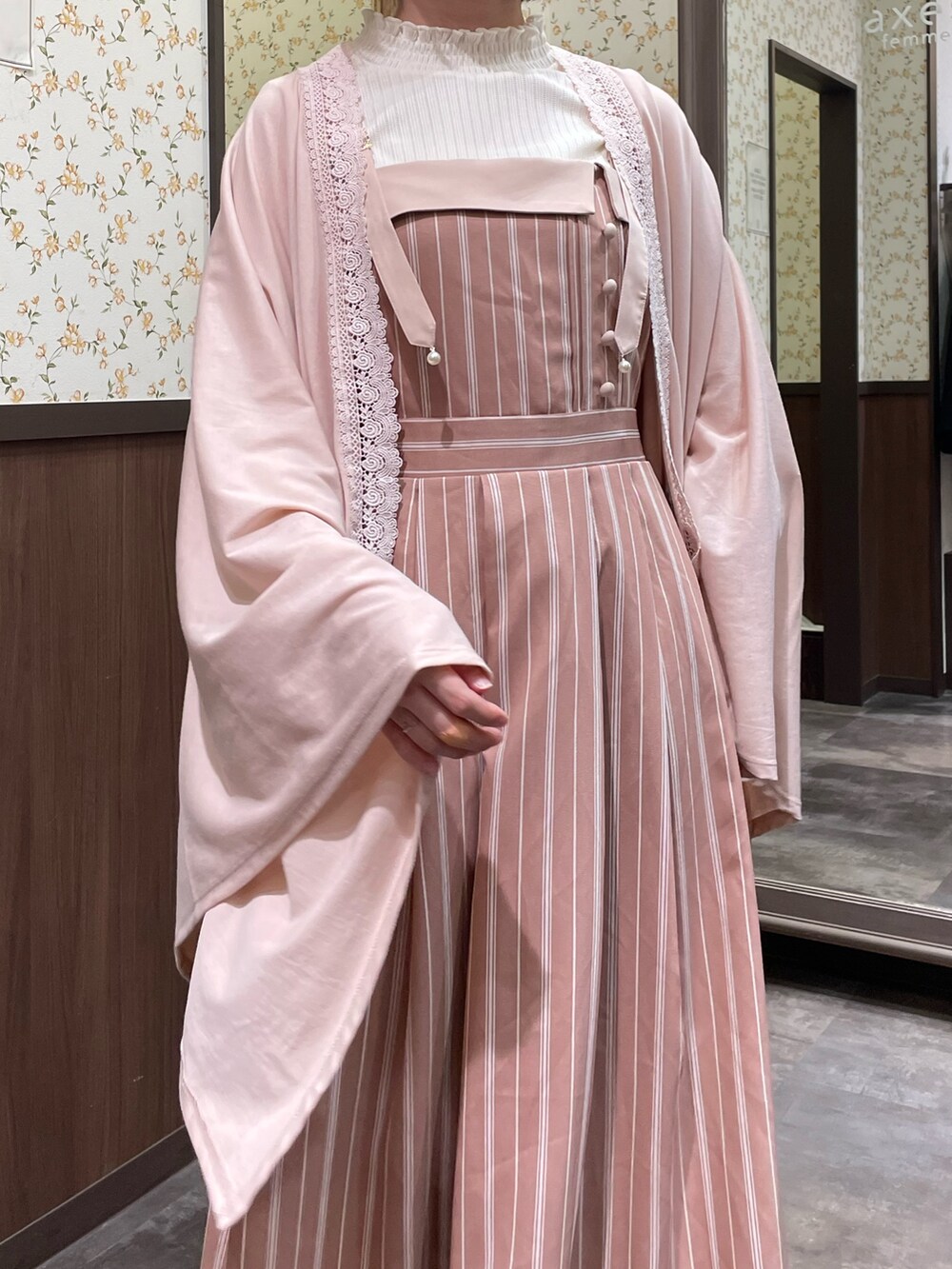 ホワイト系のTシャツ/カットソー、ピンク系のワンピース、ベージュ系のサンダルを着用したレディースの春コーディネートの3枚目の写真