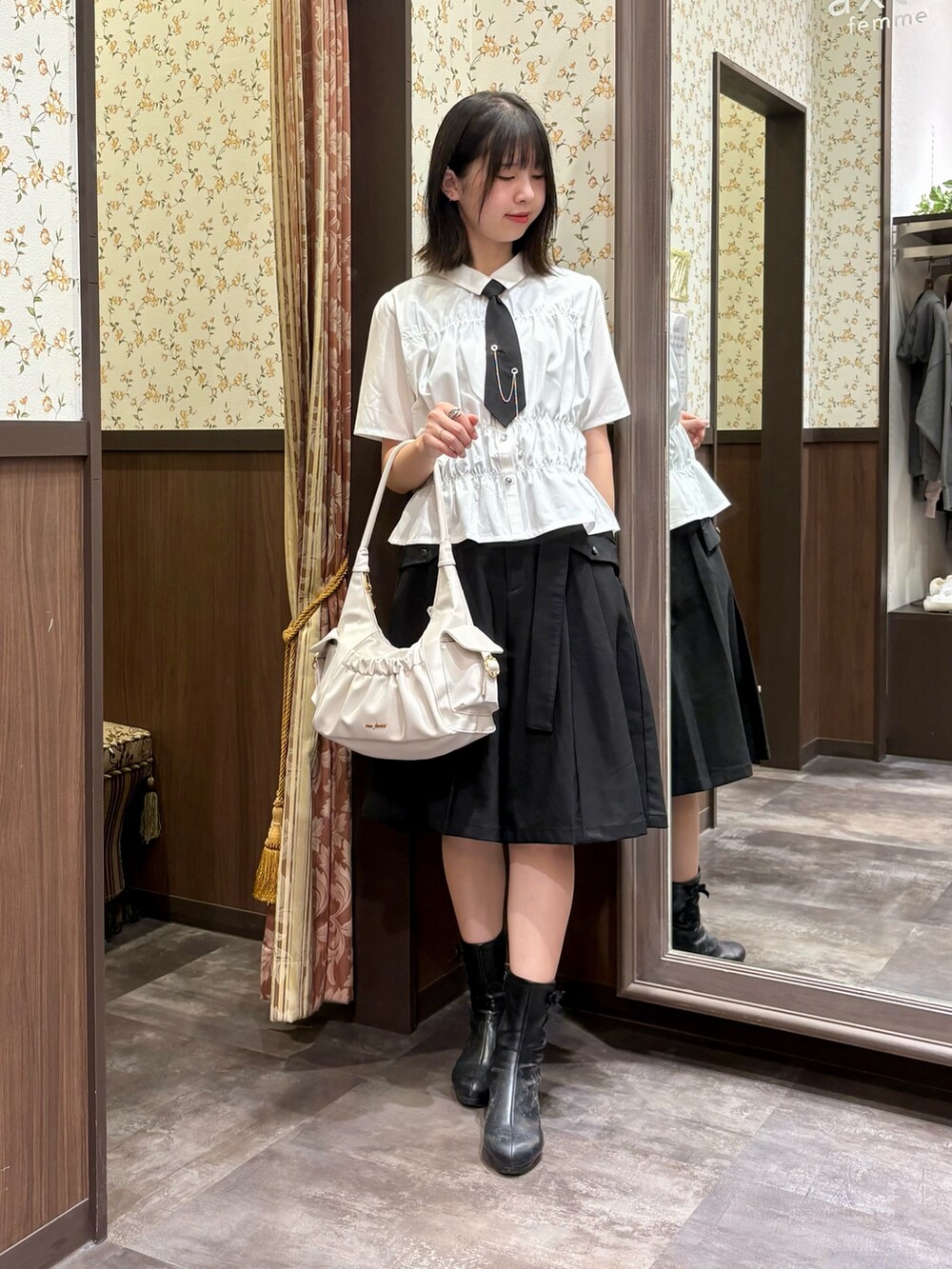 ブラック系のタンクトップ、ホワイト系のシャツ/ブラウス、ブラック系のデニムパンツを着用したレディースの夏コーディネートの3枚目の写真