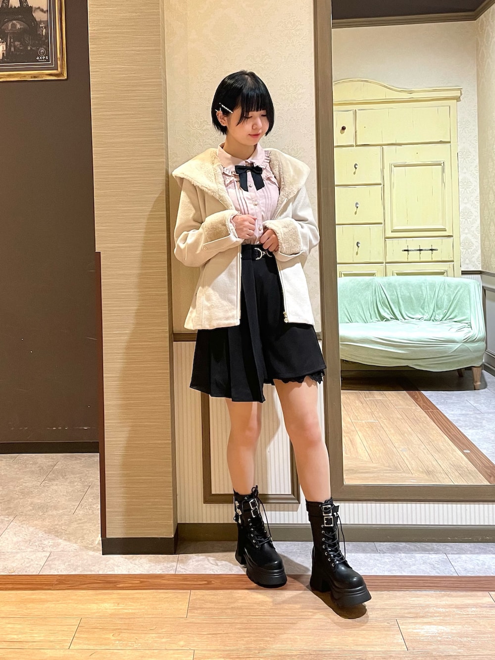 その他のブーツ、ピンク系のシャツ/ブラウス、ベージュ系のダッフルコートを着用したレディースの秋コーディネートの2枚目の写真