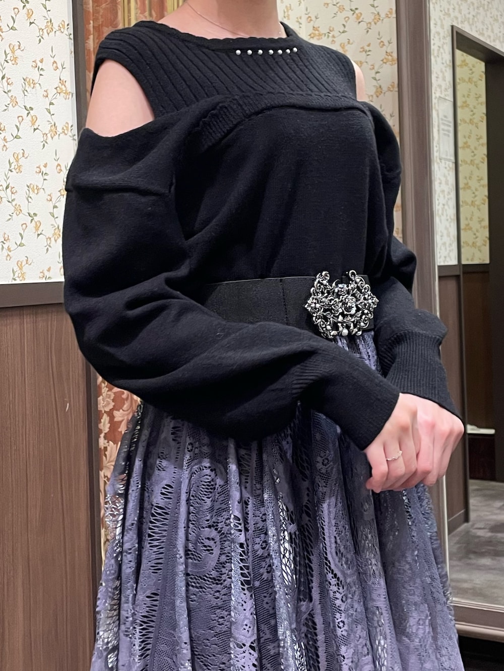 ブラック系のニット/セーター、グレー系のスカート、ブラック系のブーツを着用したレディースの冬コーディネートの7枚目の写真