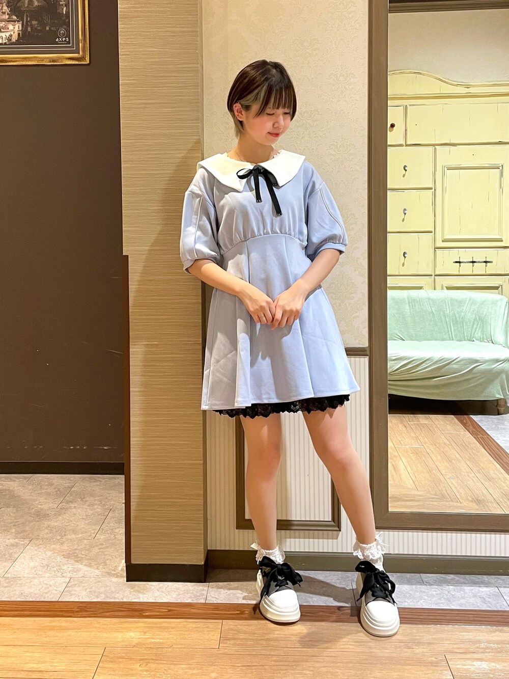 ホワイト系のタンクトップ、ブルー系のワンピース、グレー系のスニーカーを着用したレディースの夏コーディネートの2枚目の写真