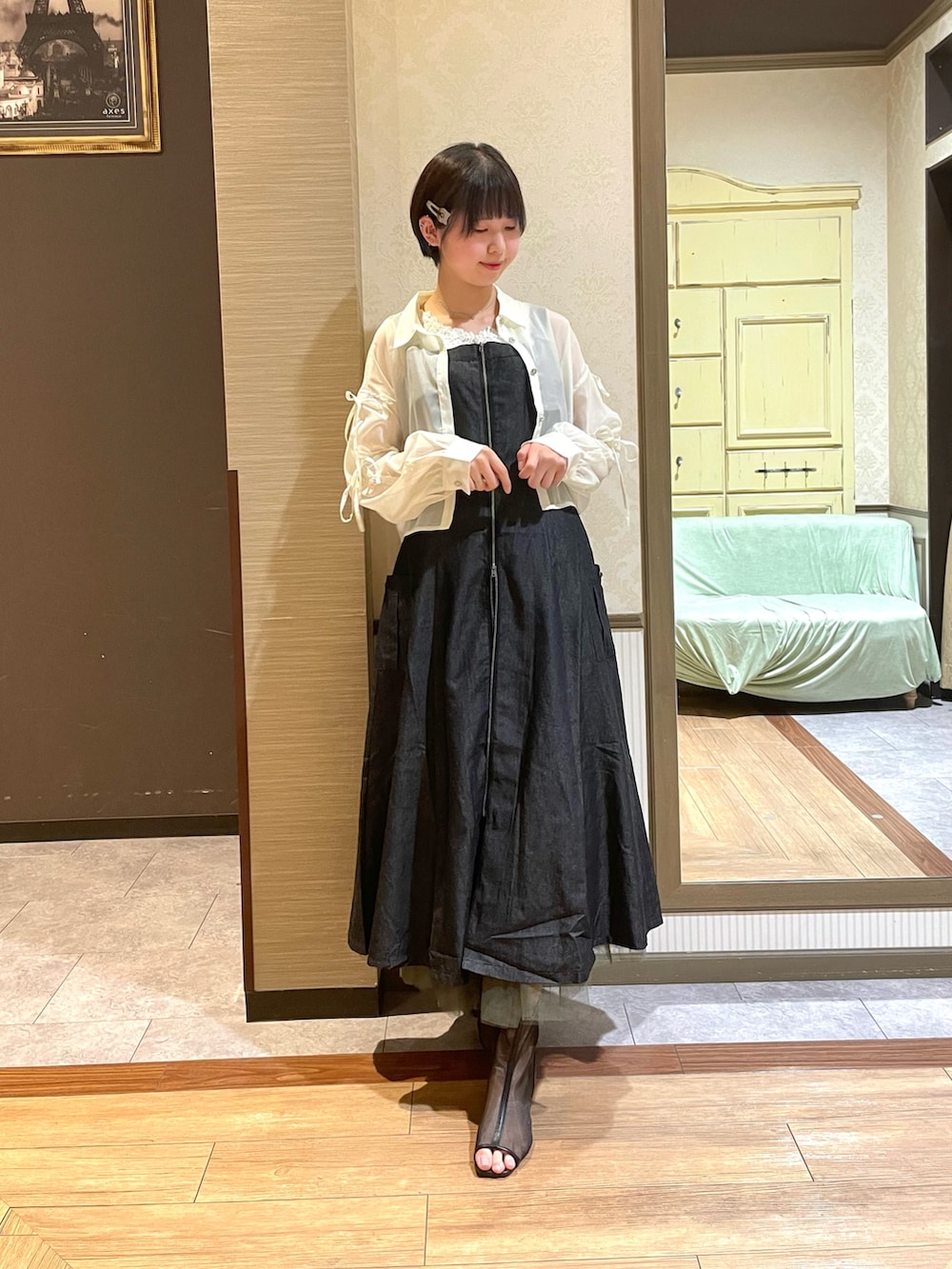 ブラック系のブーツ、ホワイト系のタンクトップ、ホワイト系のシャツ/ブラウスを着用したレディースの夏コーディネートの6枚目の写真
