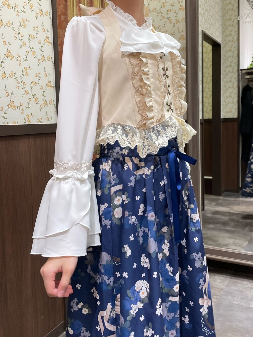 ホワイト系のシャツ/ブラウス、ホワイト系のショルダーバッグ、ブラック系のブーツを着用したレディースの冬コーディネートの6枚目の写真