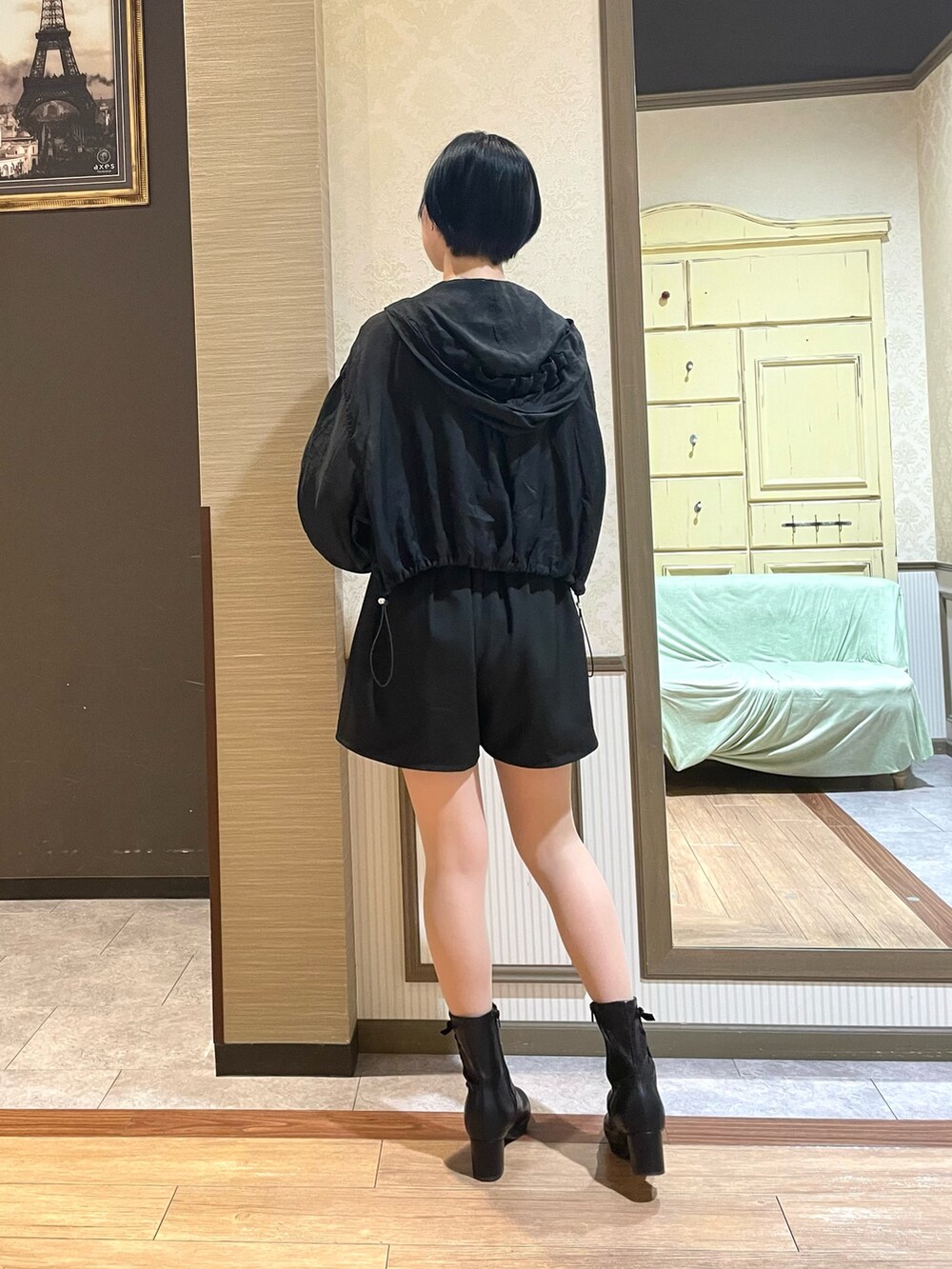 ブラック系のタンクトップ、ブラック系のブルゾン、ブルー系のその他パンツを着用したレディースの秋コーディネートの5枚目の写真